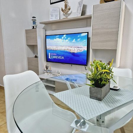 La Casa De Veronica - Serene Apartment With Shared Pool, Steps From The Beach Торрев'єха Екстер'єр фото