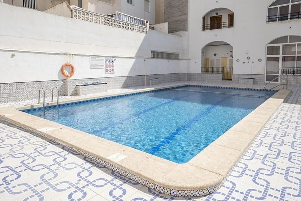 La Casa De Veronica - Serene Apartment With Shared Pool, Steps From The Beach Торрев'єха Екстер'єр фото