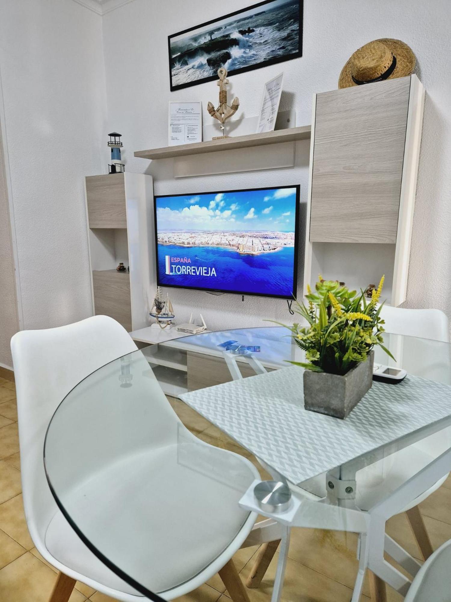 La Casa De Veronica - Serene Apartment With Shared Pool, Steps From The Beach Торрев'єха Екстер'єр фото