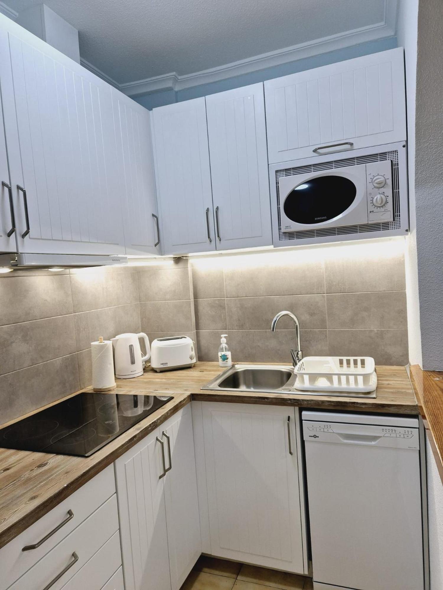 La Casa De Veronica - Serene Apartment With Shared Pool, Steps From The Beach Торрев'єха Екстер'єр фото