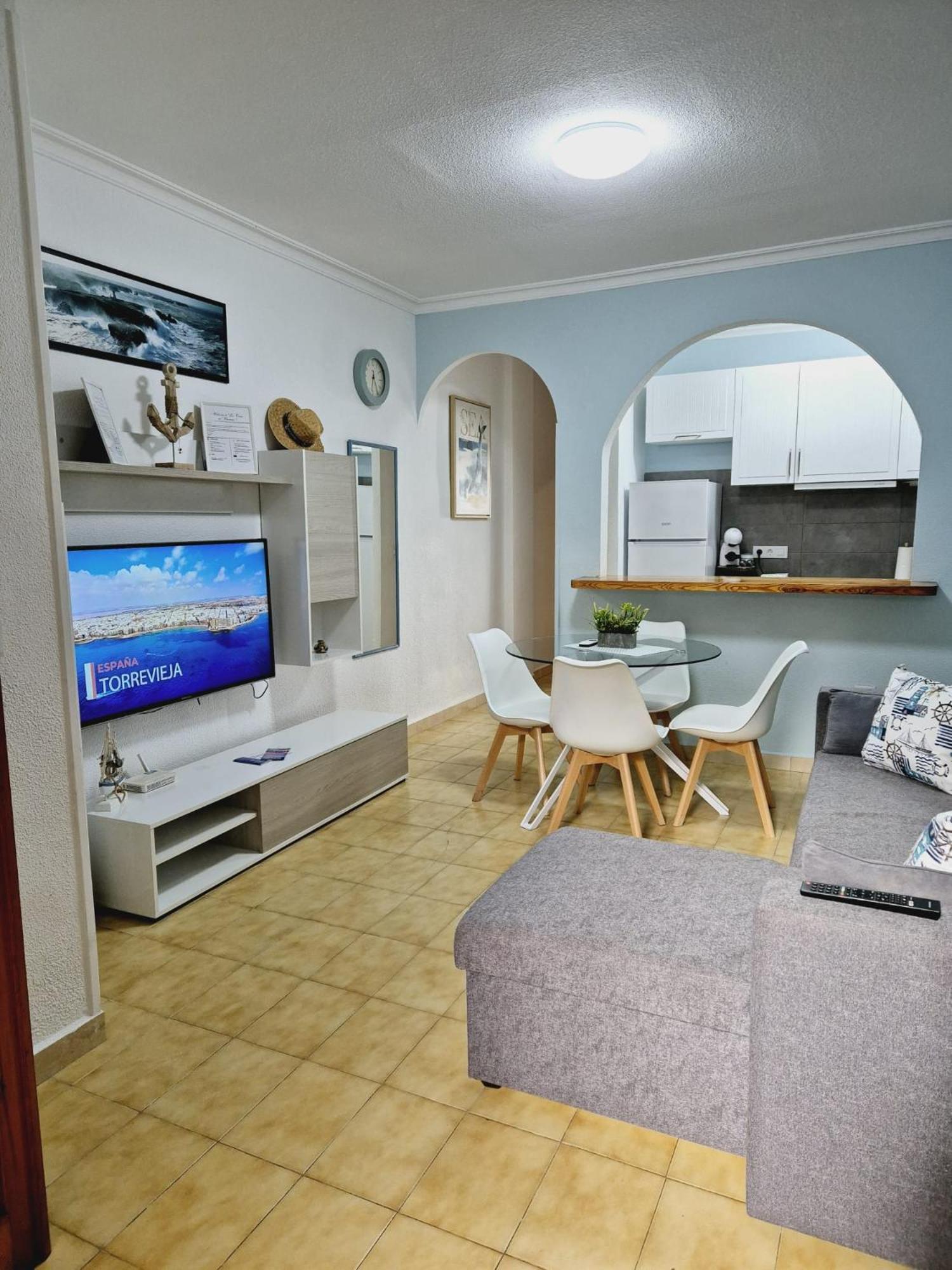 La Casa De Veronica - Serene Apartment With Shared Pool, Steps From The Beach Торрев'єха Екстер'єр фото