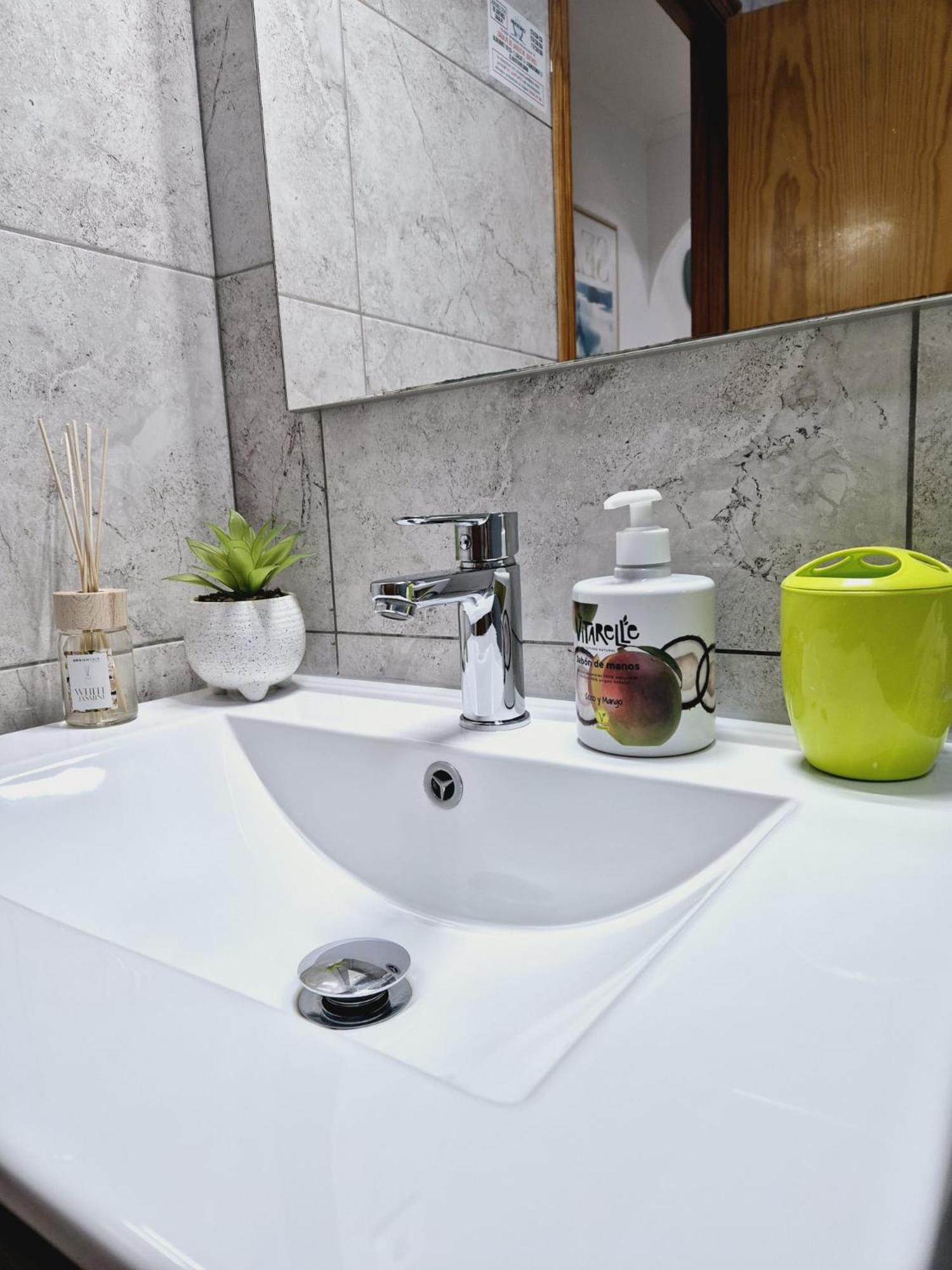 La Casa De Veronica - Serene Apartment With Shared Pool, Steps From The Beach Торрев'єха Екстер'єр фото