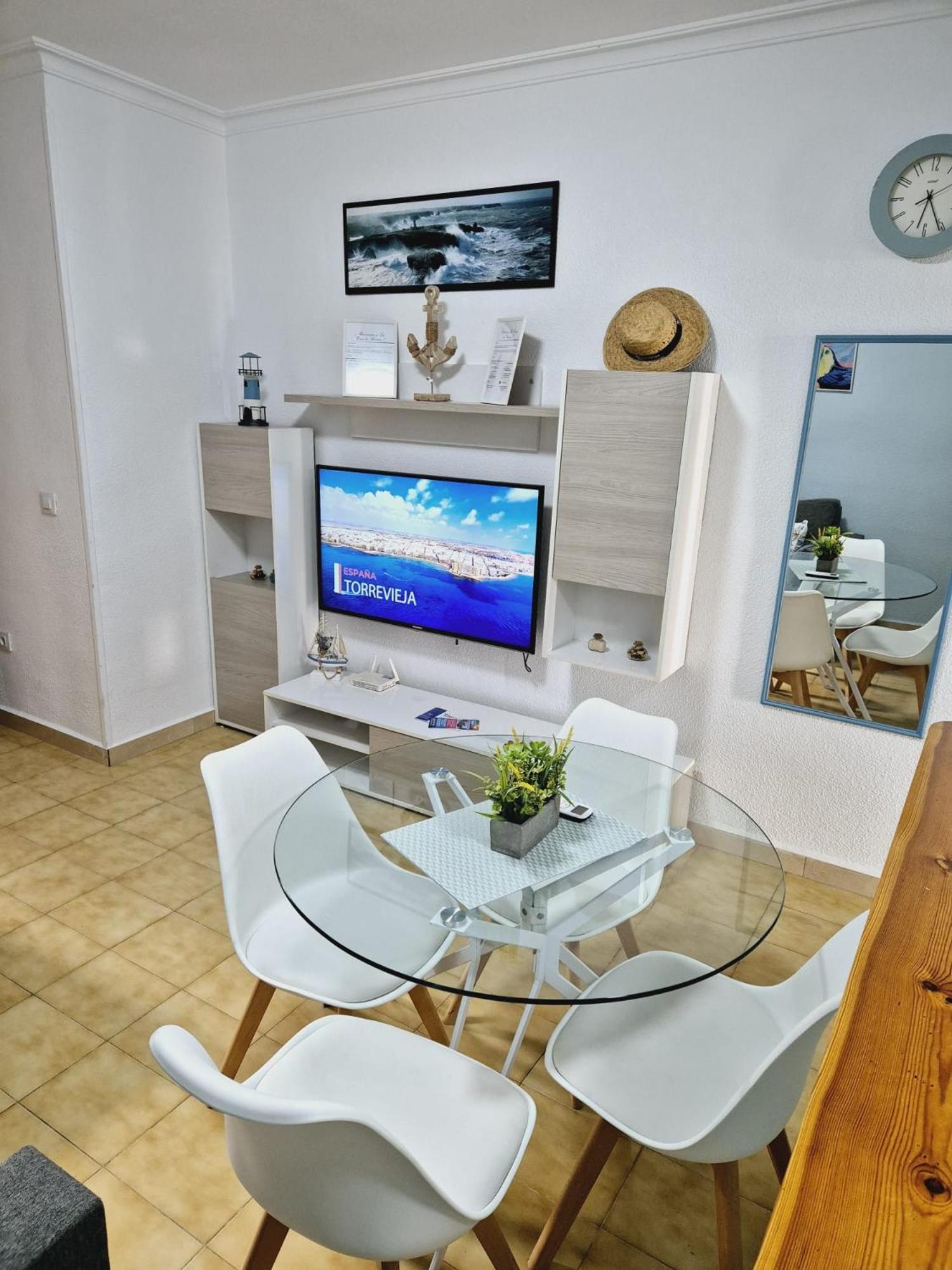 La Casa De Veronica - Serene Apartment With Shared Pool, Steps From The Beach Торрев'єха Екстер'єр фото
